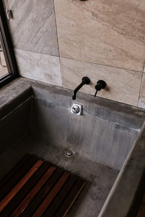 Superior Double Room, Mountain View | Bathroom | Towels, soap, shampoo, toilet paper