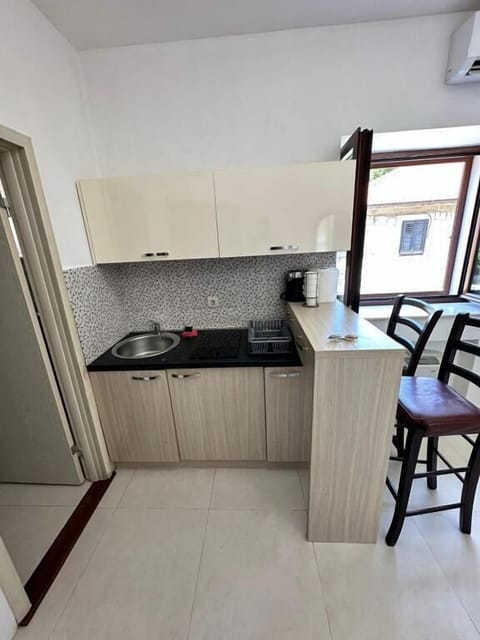 Economy Studio, 1 Queen Bed, Private Bathroom | Private kitchen | Shared fridge