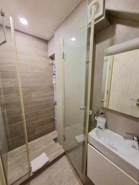Classic Twin Room, Private Bathroom | Bathroom | Shower, free toiletries, hair dryer, towels