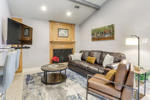 Baton Rouge Vacation Rental | 2BR | 2BA | 1 Step Required | 1,100 Sq Ft