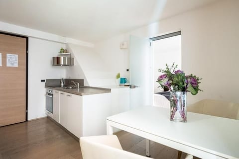 Apartment, City View | Private kitchen | Electric kettle