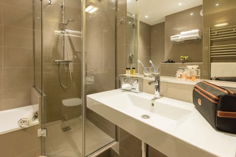 Deluxe Double Room | Bathroom | Free toiletries, hair dryer, towels
