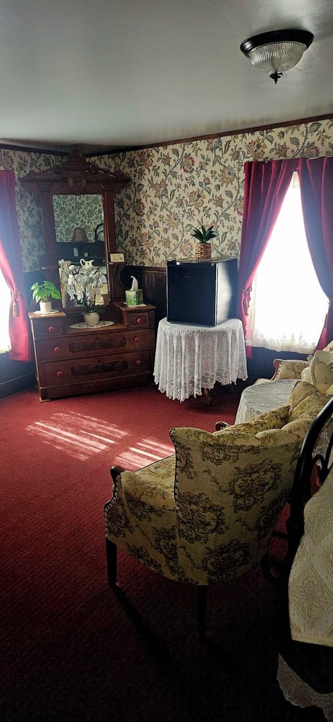 Wyatt & Josephine Suite | Individually decorated, iron/ironing board, free WiFi