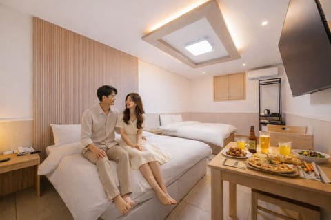 Deluxe Twin Room, 2 Queen Beds | Desk, laptop workspace, soundproofing, free WiFi