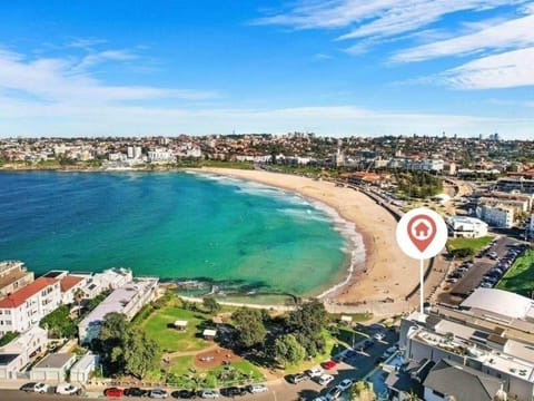 The beach as your backyard/garden ‍
Litteraly go down the stairs and you have Bondi Beach at your doorsteps 
You also have a parc opposite with bbqs, bench & a playground for the kids
North Bondi is the quiet part of bondi beach ❤️
