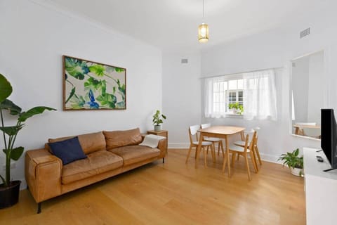 Fast wifi, Smart tv to unwind 
bondi beach, north bondi, tamarama beach, bronte beach, coogee beach, rose bay,  central bondi, beachside apartment,  bondi coastal walk, sydney eastern suburbs, coastal getaway, family friendly, relaxing beach escape