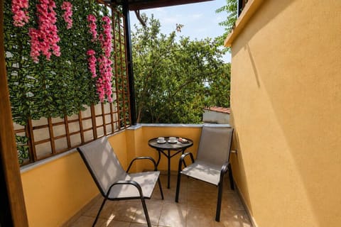 Exterior private balcony of the house - Relax and unwind in the exterior private balcony of the house 