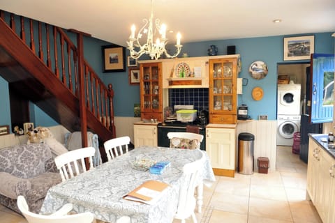 Deluxe Cottage, 3 Bedrooms, Patio, Garden View | Private kitchen | Shared fridge, microwave