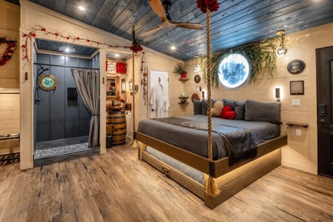 OWL ALWAYS LOVE YOU TREE FORT TREEHOUSE - SLEEPS 6 - WOODED VIEW - SANCTUARY TREEHOUSE RESORT