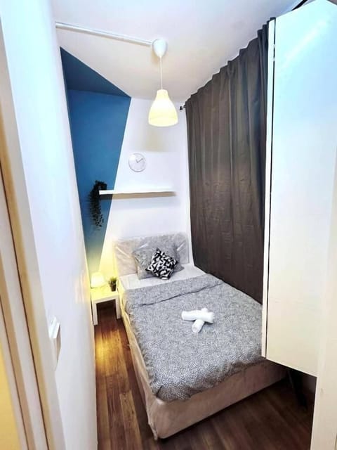 Desk, laptop workspace, iron/ironing board, free WiFi