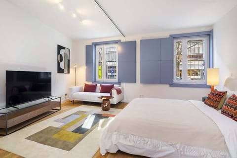 The windows can be half open and half close arrangeable as desired. 
Our Bed is Queen Size (160 x 200)
