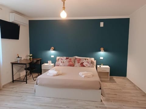 Desk, laptop workspace, free WiFi, wheelchair access