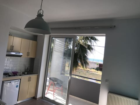 Standard Studio | Private kitchen | Fridge, stovetop, coffee/tea maker, cookware/dishes/utensils