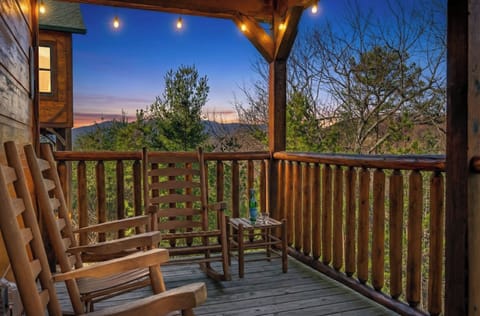 Sunset views and mountain air—your ultimate retreat awaits. 🏔️✨