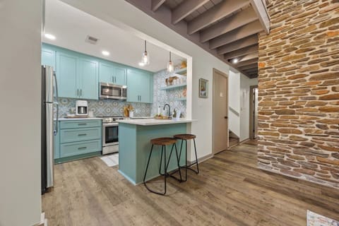 The ideal kitchen nook for cooking, designed for convenience and just moments away from every room and everyone you love.