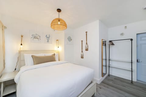 Standard Room, 1 Queen Bed, Private Bathroom (Self check-in) | Memory foam beds, desk, laptop workspace, blackout drapes