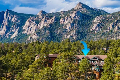 This hideaway is minutes from the Rocky Mountain National Park trailheads
