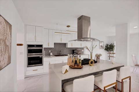 House, 4 Bedrooms | Private kitchen | Fridge, oven, stovetop, coffee/tea maker