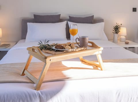 Comfort Quadruple Room, Garden View | In-room dining