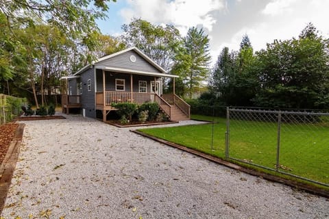 Fully fenced in yard - perfect for children and pets to roam and play 
Driveway suits 2-3 vehicles comfortably, and free street parking is available