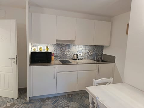 Deluxe Apartment | Private kitchen