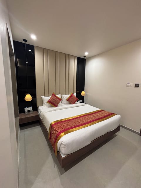 Deluxe Double Room, Hill View | Desk, free WiFi