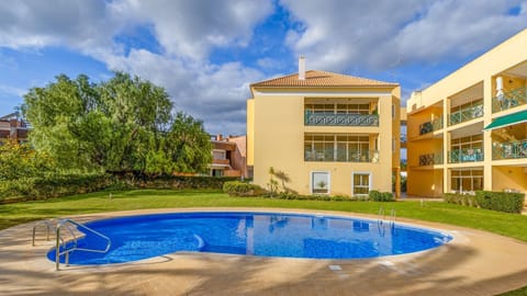 Relax in a serene gated condominium with a lush garden and shared pool—perfect for a quiet holiday in Vilamoura.
#VilamouraStay #PeacefulRetreat #SharedPool #AlgarveApartment #LovelyStay