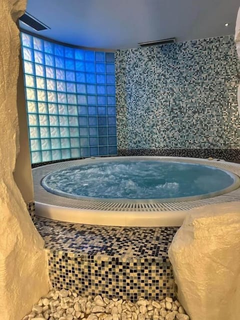 Sauna, hot tub, steam room