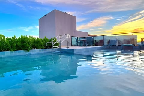 2 outdoor pools