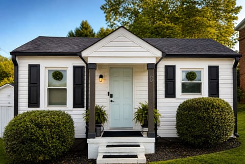 Quaint Cozy Cottage