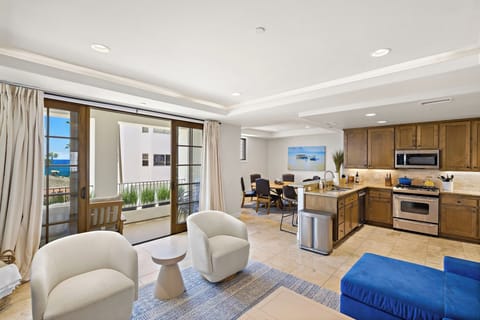 The open floorplan enables you to prepare meals for your friends and family without missing out on conversations or the view :)