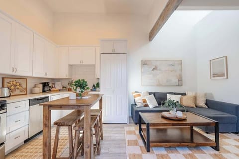 Open, stylish and central only minutes from San Diego’s top attractions!