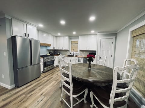 Full kitchen and eating area for 6.