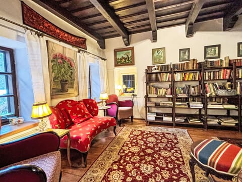 Wall, Interior Design, Furniture, Ceiling, Flooring, Home, Room, Floor, Picture Frame, Living Room