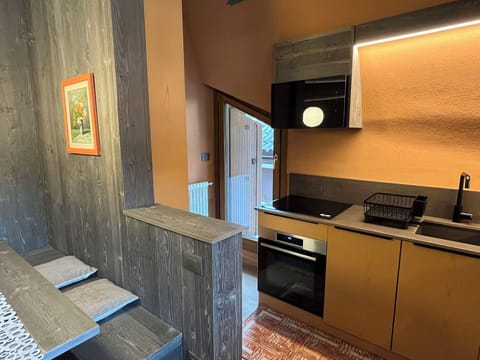 Wood, Flooring, Interior Design, Floor, Lighting, Furniture, Brown, Ceiling, Countertop, Room