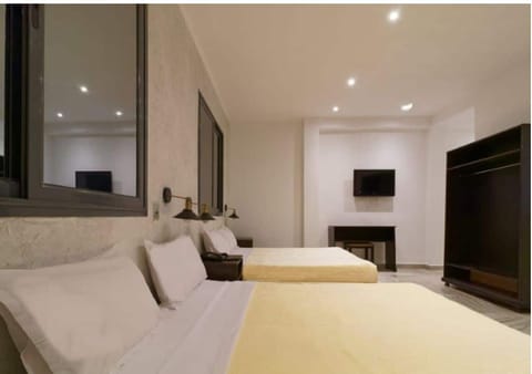 Classic Quadruple Room | Laptop workspace, free WiFi