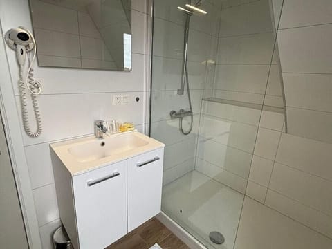 Deluxe Double Room | Bathroom