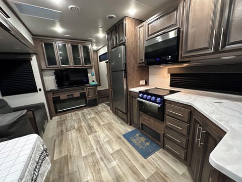 Kitchen oven, refrigerator, sink, Smart TV, electric heated fire place