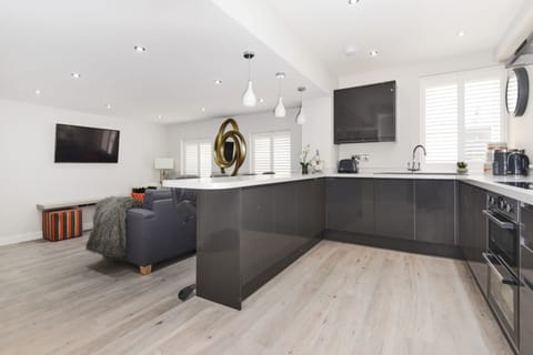 kitchen and sitting area HD