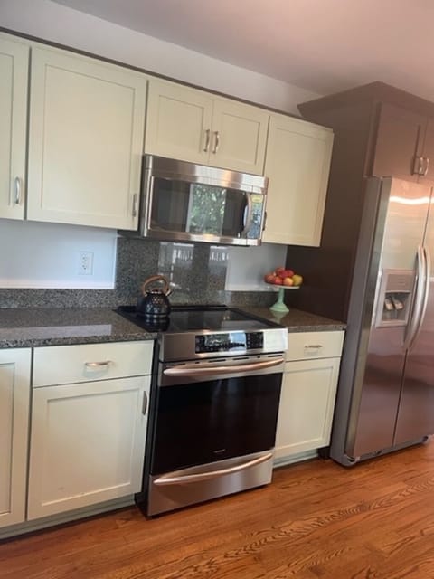 kitchen includes dishwasher, stove, oven, fridge, microwave, etc