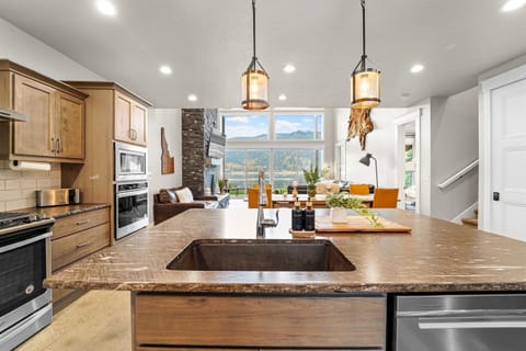 Entertain around the island, overlooking mountains and the lake.