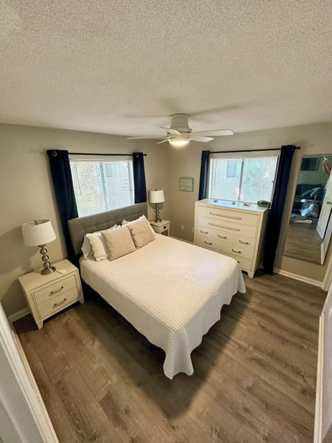 Bedroom 1 - Queen Bedroom, Full Length Mirror, Ceiling Fan & Dimmable Light