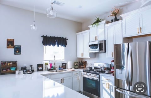 Spacious counter, enjoy the coffee & tea bar fully equipped.