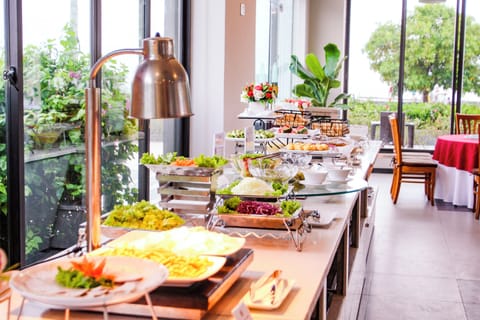 Free daily buffet breakfast
