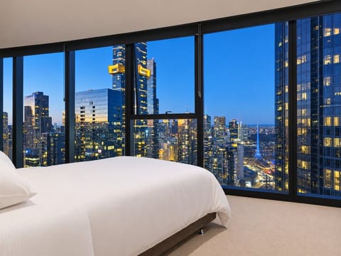Enjoy sweeping panoramic views of Southbank from the master bedroom.