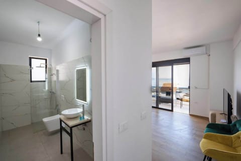 Hypo-allergenic bedding, soundproofing, free WiFi, bed sheets