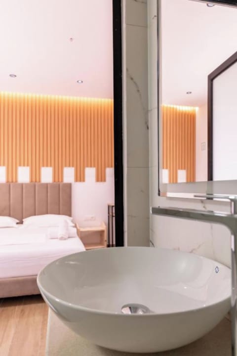 Double Room, Balcony | Bathroom | Shower, towels