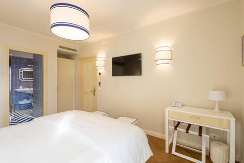 Deluxe Double Room, Sea View | In-room safe, blackout drapes, soundproofing, free WiFi