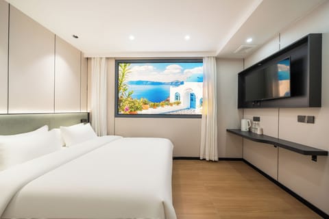 Romantic Studio Suite | Desk, blackout drapes, soundproofing, iron/ironing board