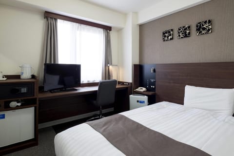 Desk, blackout drapes, WiFi (free), bed sheets